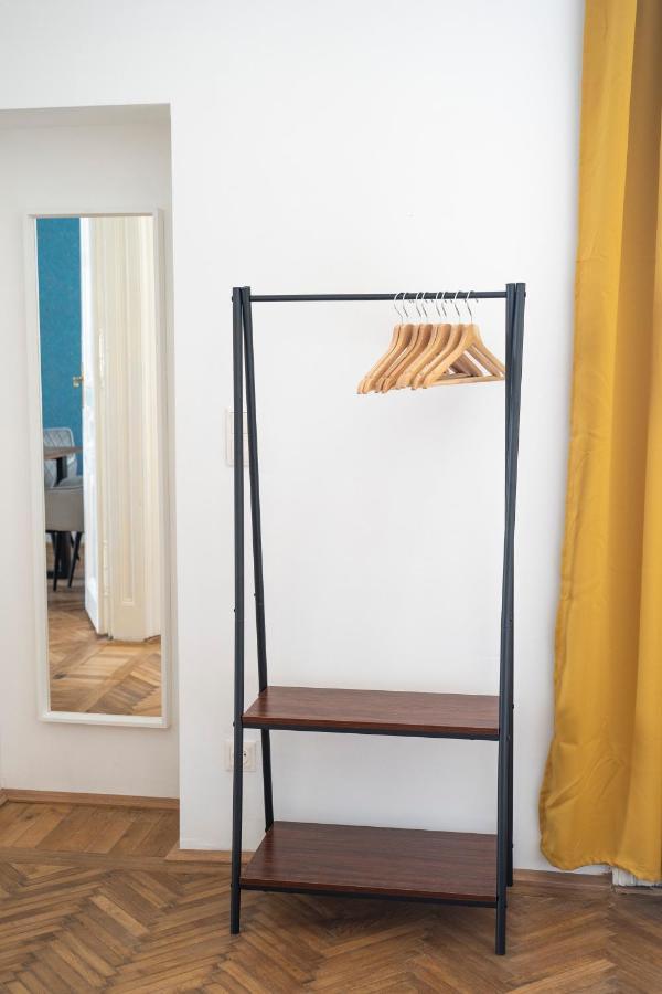 Theresia I Levestate Apartment